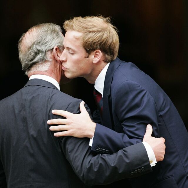 Защо само принц Уилям ще целуне Чарлз Трети по време на коронацията