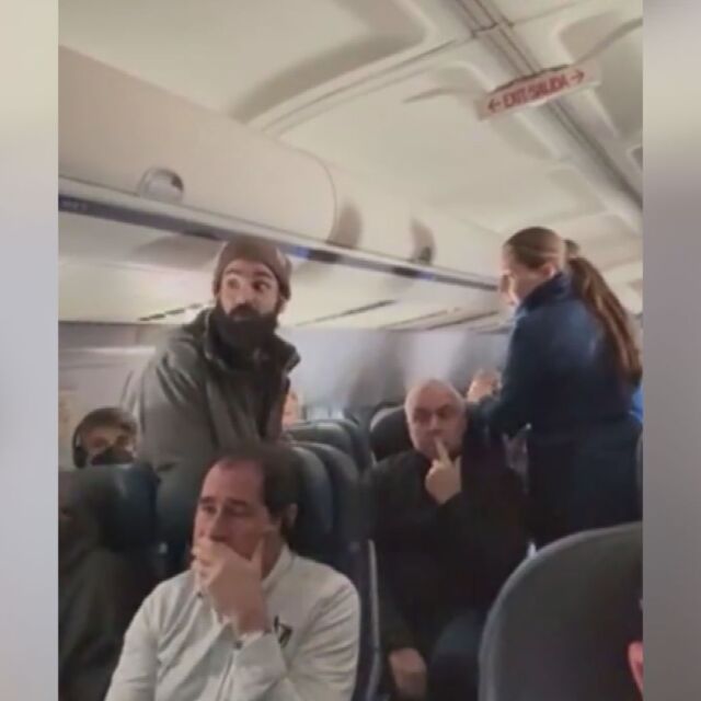 "Ще убия всеки тук": Пътник нападна стюардеса със счупена лъжица (ВИДЕО)