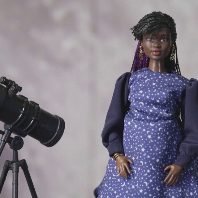 Барби отпразнува Международния ден на жената с кукла астронавт