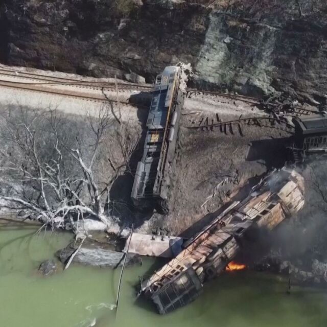 Влак дерайлира във Вирджиния и се запали, след като се удари в свлачище (ВИДЕО ОТ ДРОН)