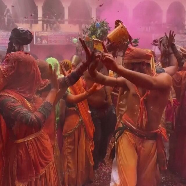 Индия посреща пролетта с фестивал на цветовете „Холи“ (ВИДЕО)