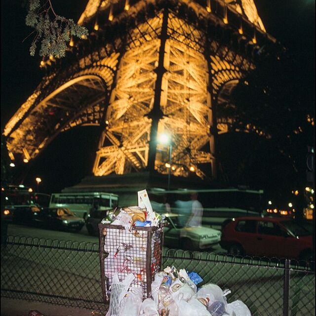 Заради стачките във Франция: Купища боклуци около Айфеловата кула