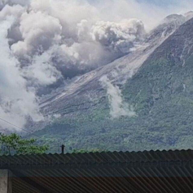 Изригна един от най-активните вулкани в Индонезия (ВИДЕО)