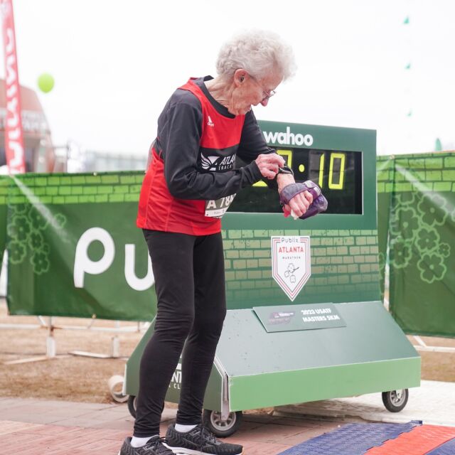 5 км за по-малко от час: 98-годишна жена финишира на маратон (ВИДЕО)