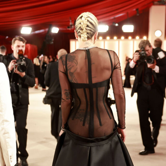 Лейди Гага изненадва всички на Оскарите с рокля, която разкриваше задните й части (СНИМКИ)