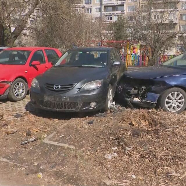 Автомобил помете шест паркирани коли в София