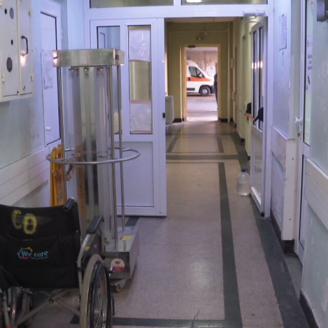 Да спасиш два живота: Жена роди в коридора на Спешното в болницата в Сливен 