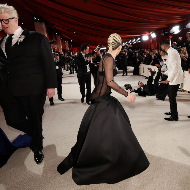 Лейди Гага се втурна да помага на паднал фотограф на Оскарите (ВИДЕО) 