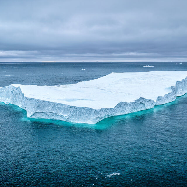 Учени проследяват два от най-големите айсберга в света, откъснали се от Антарктида