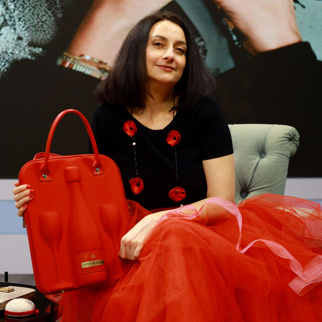 В чантата на Вяра Бориславова: Чанта за бутилка и две чаши, в която няма алкохол