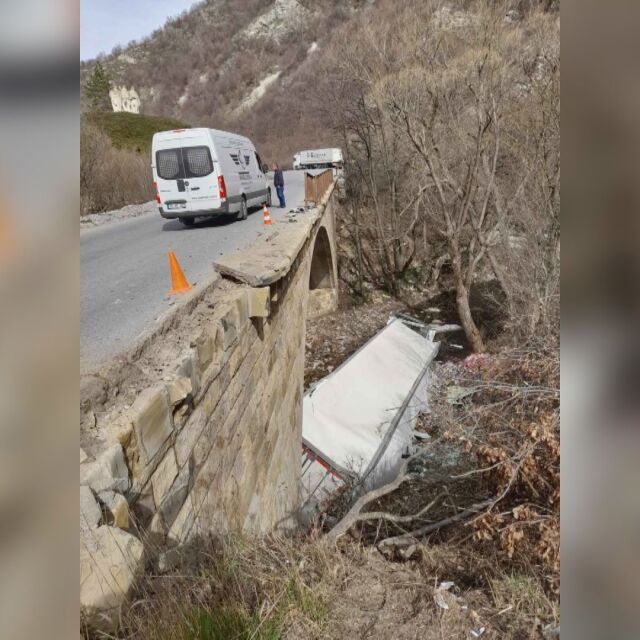 Шофьор загина, след като камионът му падна в корито на река (СНИМКИ)