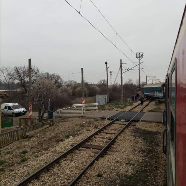 Последният вагон на бързия влак Варна – София дерайлира край Търговище