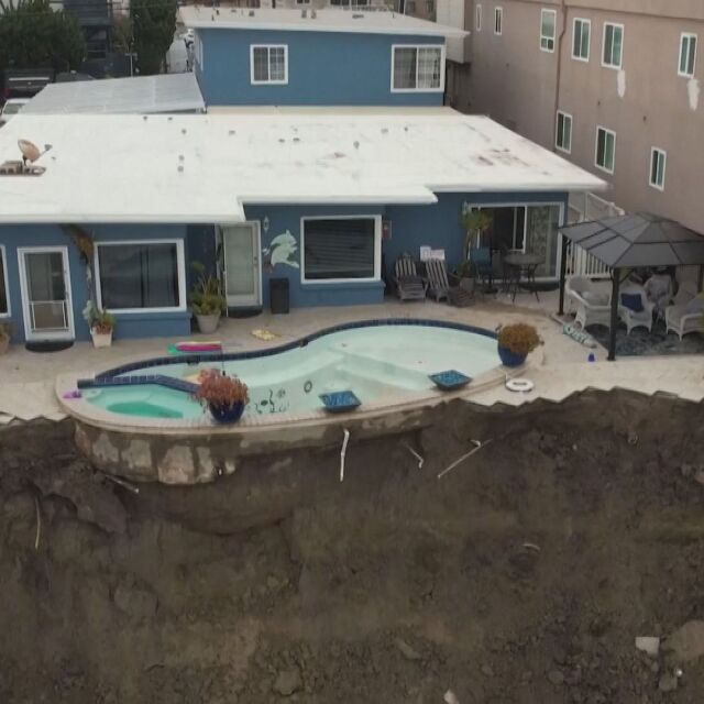 Заради свлачище в Калифорния: Плувен басейн увисна над пропаст (ВИДЕО)