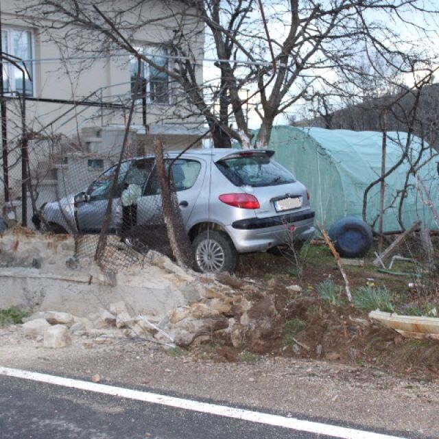 Кола самокатастрофира и се озова в двора на къща край Благоевград (СНИМКИ)