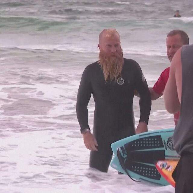 През рояци медузи: Австралиец счупи рекорд, като кара сърф 40 часа (ВИДЕО)