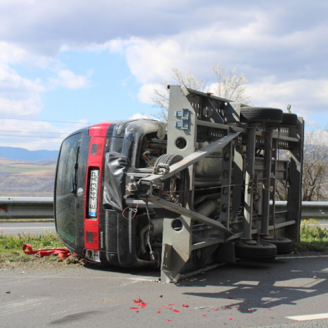 Четвърти инцидент за деня в региона: Ремарке, превозващо кола, се обърна на Е-79 (ВИДЕО) 