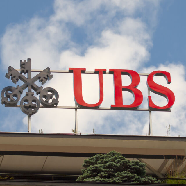 Историческа сделкa в опит да се спре банковата криза - UBS купува закъсалата Credit Suisse
