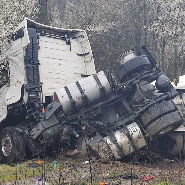 Катастрофа с два камиона затвори пътя Русе - Бяла (СНИМКИ)