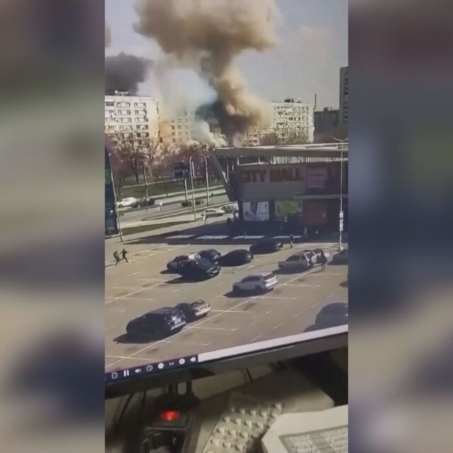 Кадри показват ракетен удар по жилищна сграда в Запорожие (ВИДЕО)