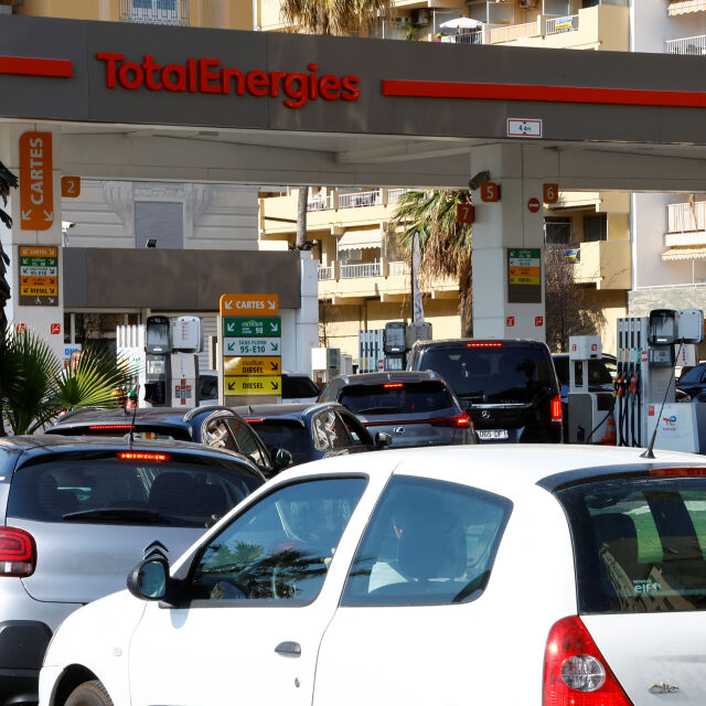 Стачката във Франция: Бензиностанции остават без горива