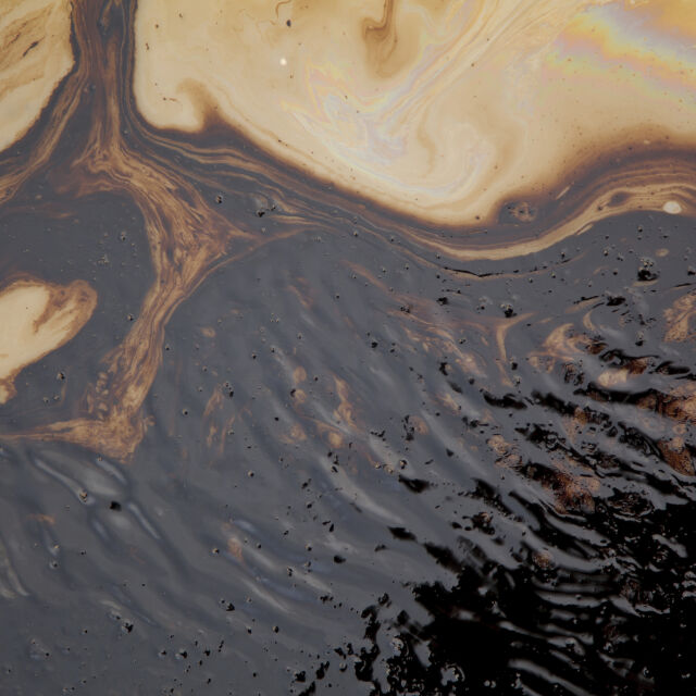 Голям петролен разлив в река в турския окръг Батман