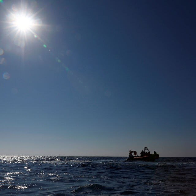 Лодка с мигранти се е преобърнала край Тунис