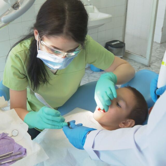 Усмивки срещу символични цени: Бъдещите стоматолози и техните пациенти