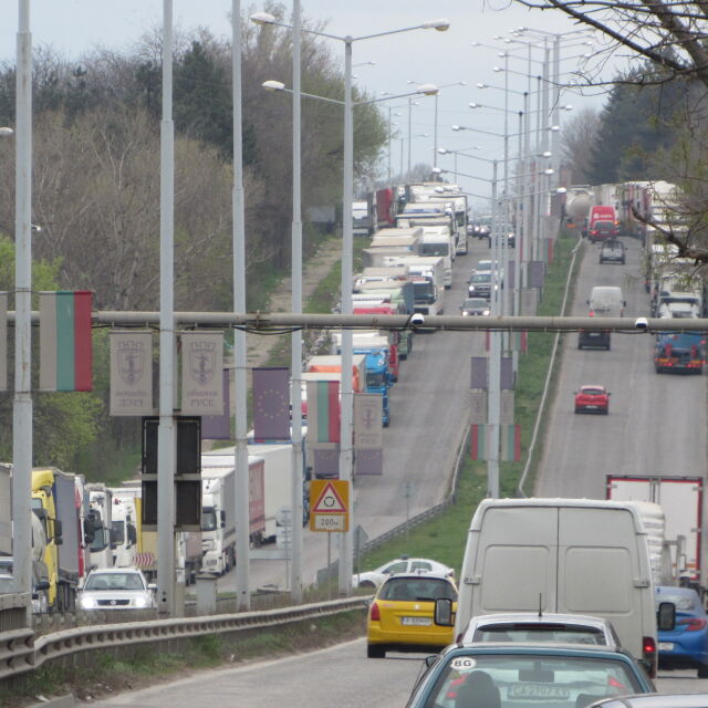 Огромни тапи: Проблем в Гюргево спря трафика на камиони на „Дунав мост“ при Русе