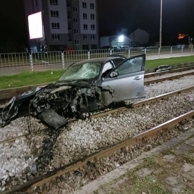 Кола катастрофира и помете спирка на „Ботевградско шосе“ в София (СНИМКИ)