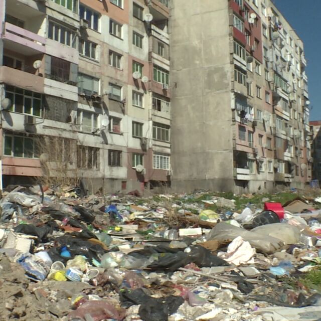 Акция „Чистота“ в „Столипиново“: Защо отново кварталът е заринат в боклуци?