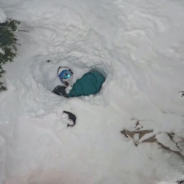 Скиор спаси случайно сноубордист, заровен с главата напред в снега (ВИДЕО)