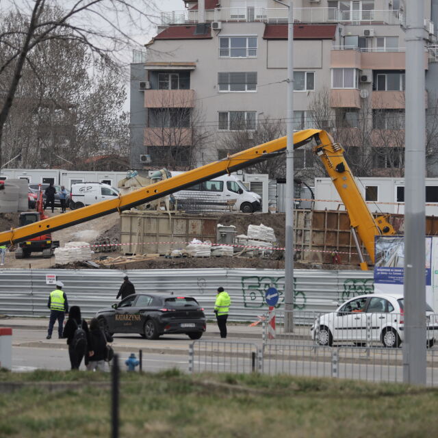 Кран е паднал при строежа на столичното метро (СНИМКИ)