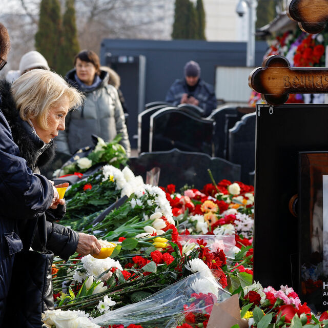 Майката на Алексей Навални отиде на гроба му ден след погребението (СНИМКИ и ВИДЕО)
