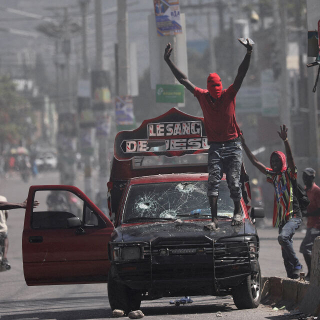 „Никой няма да бъде пощаден в столицата“: Стотици затворници са избягали в Хаити (СНИМКИ)