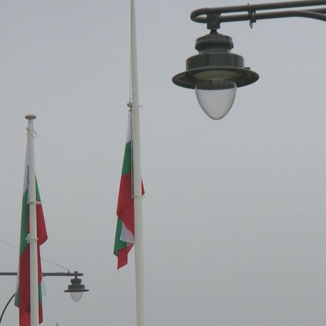  Издигнаха трибагреника пред Паметника на Незнайния боец в София (ВИДЕО) 