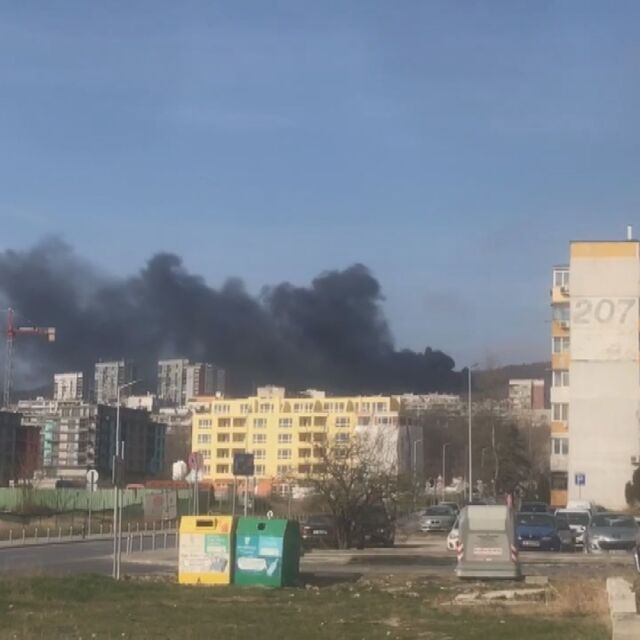 Голям пожар гори в квартал във Варна (ВИДЕО)