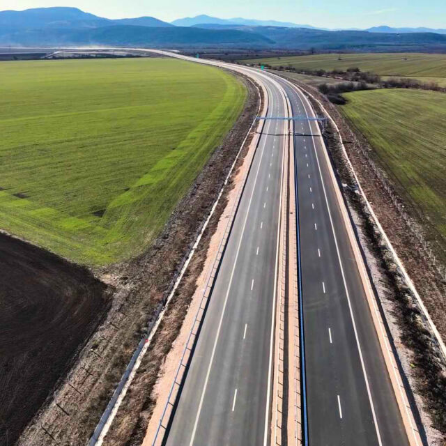 Движението по новия автомагистрален участък между Макреш и Бела беше пуснато днес