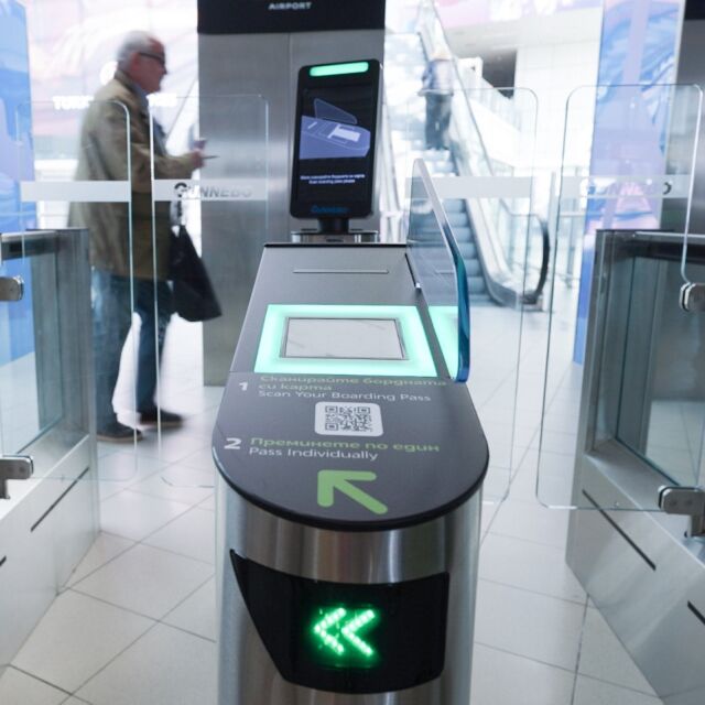 Пътниците на Летище София вече сами ще сканират бордните си карти