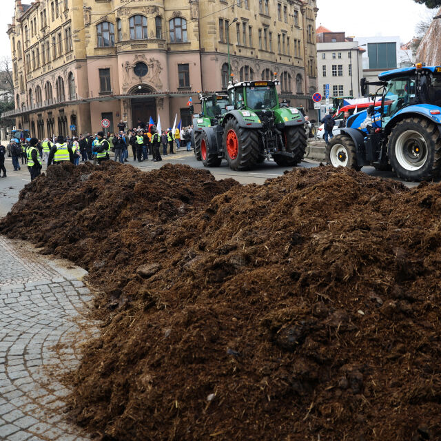 Протест на фермерите в Чехия: Блокирани улици и хвърлена тор пред правителствени сгради