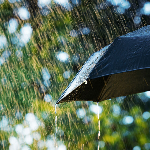 Жълт код за значителни валежи в осем области във вторник