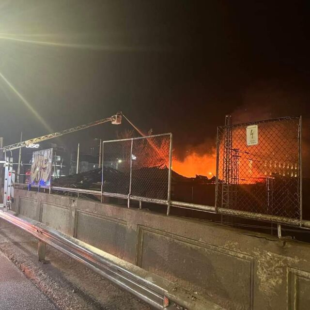 Пожар в Пловдив, изгоря покрива на сграда до Бетонния мост (СНИМКИ)