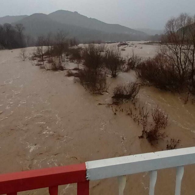  Проливен дъжд провокира наводнения в Крумовград (ВИДЕО и СНИМКИ) 