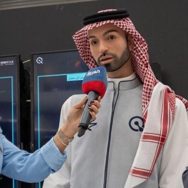 Роботът Мохамед докосна по "неуместен" начин репортерка в Саудитска Арабия (ВИДЕО)