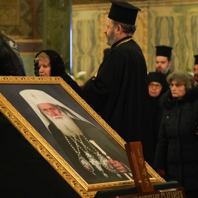 Политици и държавници се прекланят пред тленните останки на патриарх Неофит (СНИМКИ)
