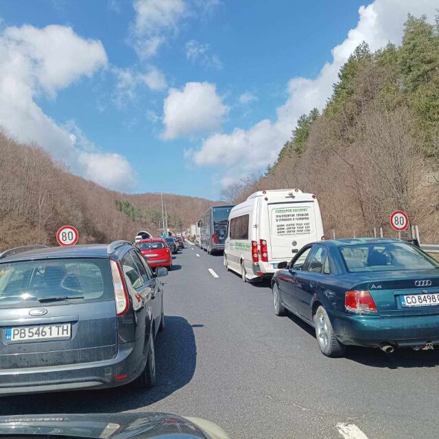 Две верижни катастрофи затвориха път край Пловдив, шестима са в болница