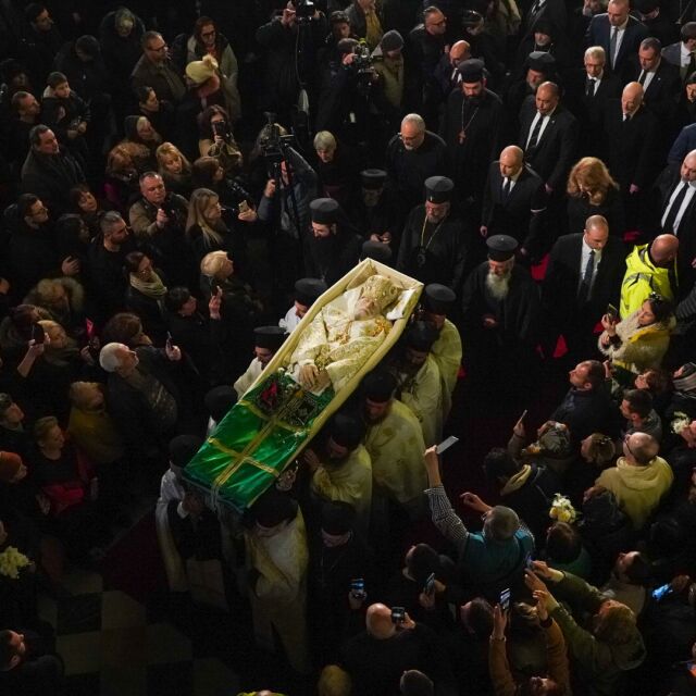 Погребаха патриарх Неофит: Траурен камбанен звън и пасхално слово огласиха центъра на София