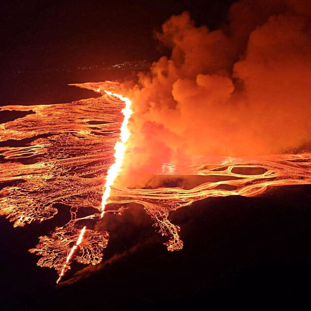 Извънредно положение в Исландия: 3-километрова пукнатина изхвърля вулканична лава (ВИДЕО)