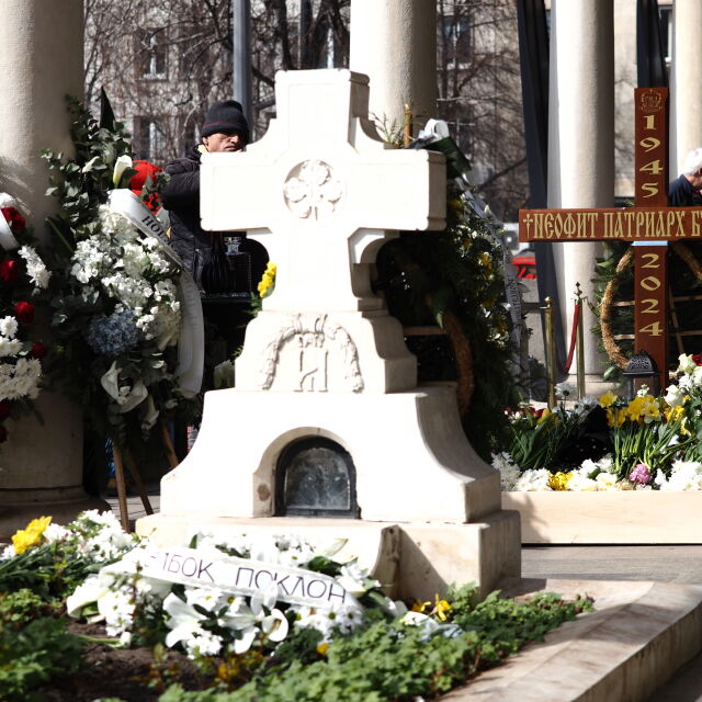 Опашка от граждани пред гроба на патриарх Неофит (ВИДЕО И СНИМКИ)