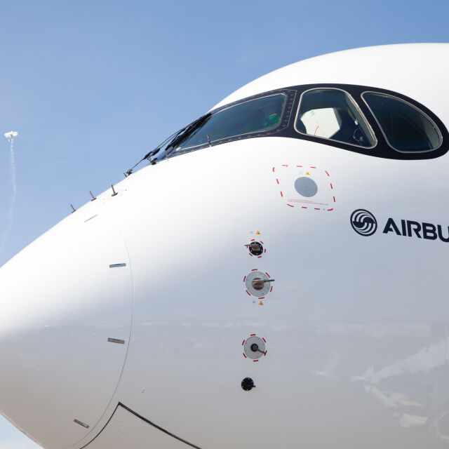 "Проблем в електрониката": Самолет от Германия за Дубай кацна аварийно в Родос (ВИДЕО)