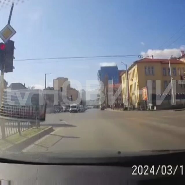 Моментът на сблъсъка на линейка с кола в центъра на София (ВИДЕО)